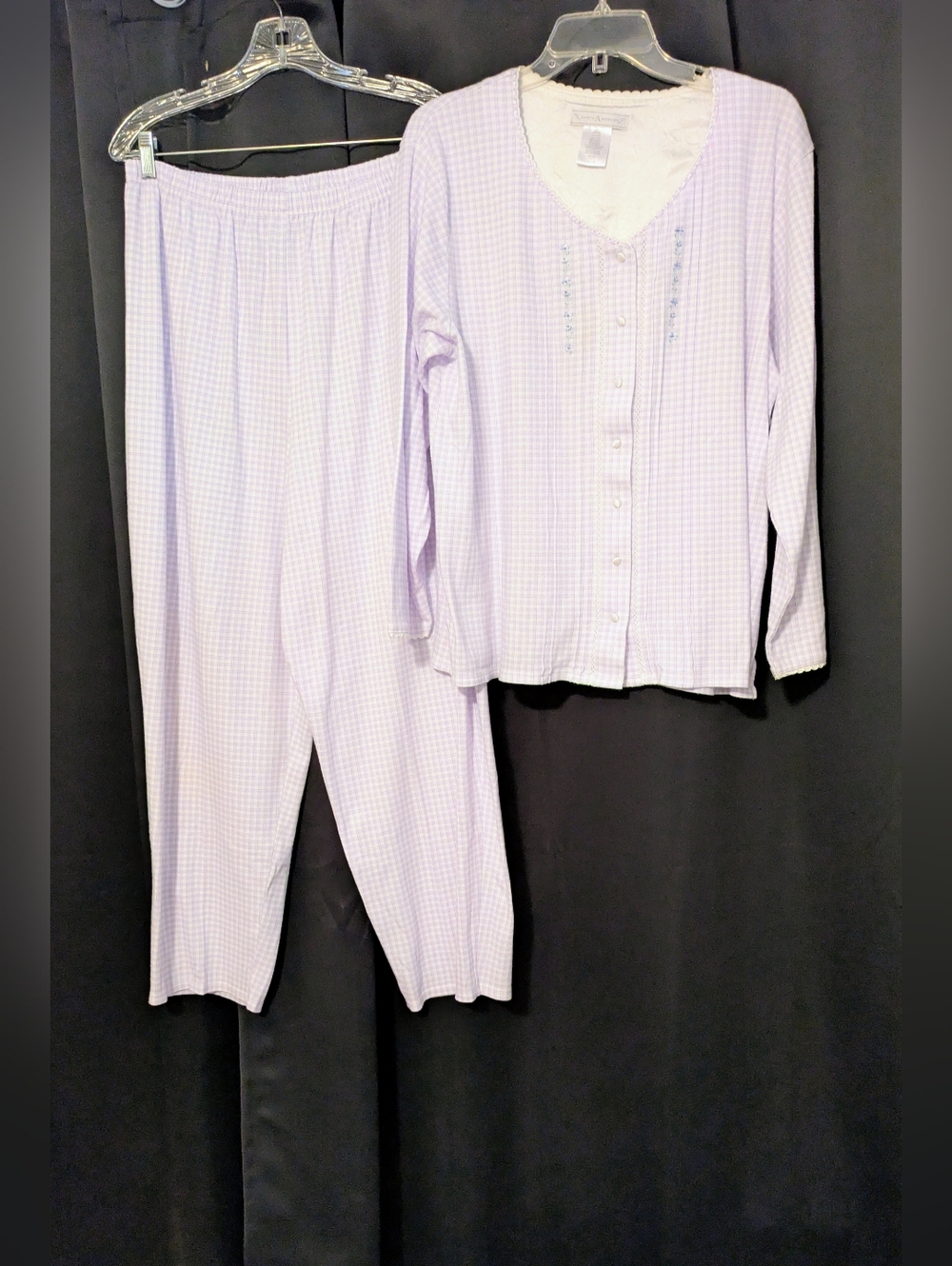 Earth Angels Women’s Long Sleeve Button-Front Pajama Set in Light Lavender Large